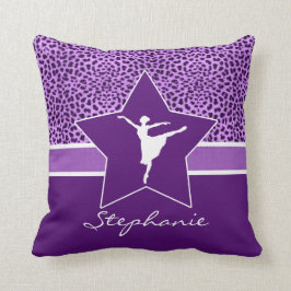 Tänzer im lila Cheetah-Druck mit Monogramm Kissen