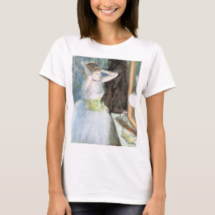 Tänzerin in ihrem Ankleideraum von Edgar Degas T-Shirt