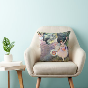 Tänzerin mit Blumenstrauß von Edgar Degas Kissen