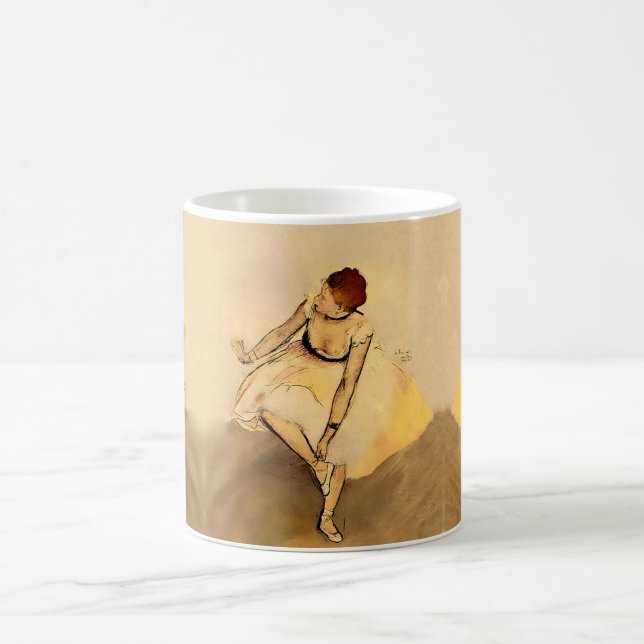 Tänzerin passt ihren Slipper an, Degas Art Kaffeetasse (Mittel)