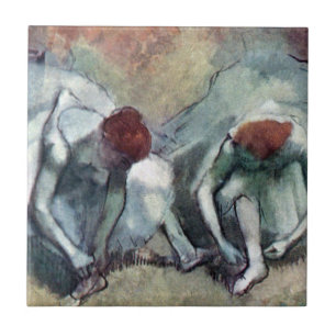 Tänzerinnen schnüren ihre Schuhe von Edgar Degas Fliese