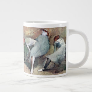 Tänzerinnen schnüren ihre Schuhe von Edgar Degas Jumbo-Tasse