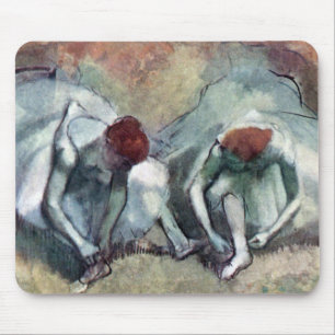 Tänzerinnen schnüren ihre Schuhe von Edgar Degas Mousepad