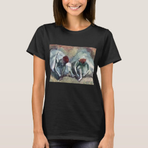Tänzerinnen schnüren ihre Schuhe von Edgar Degas T-Shirt