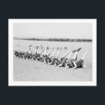 Tanzmädchen der 1920er postkarte<br><div class="desc">Altes Foto von Sunshine Girls aus den 1920er Jahren,  das im Sand am Strand liegt. Ein Artikel der Washington Post aus dem Jahr 1923 besagt,  dass sie eine Tanzgruppe waren,  die von John Tiller ausgebildet wurde,  darstellend in einer Show namens Good Morning,  Dearie.</div>