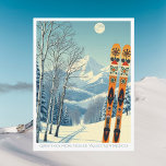 Taos Ski Valley New Mexico Skiurlaub Postkarte<br><div class="desc">Hallo aus den schneebedeckten Bergen des Taos Ski Valley New Mexico ,  USA! Wir hoffen,  dass Sie einen wunderschönen Skiurlaub haben. Diese Postkarte zeigt eine wunderschöne,  blau-graue Berglandschaft mit Retro-Skischulen in orangefarbenem Stammesmuster. Alle Textsätze können an Ihren Anzug angepasst werden!</div>