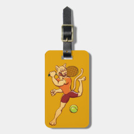 Tapferer Puma, der einen Tennisball zertrümmert Gepäckanhänger