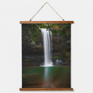 Tapisserien mit Serene Waterfall im Lush Forest Wandteppich Mit Holzrahmen