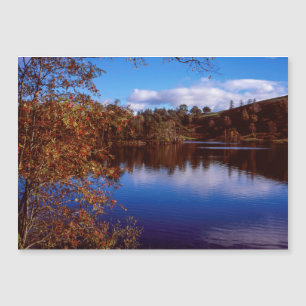 Tarn Hows on an einem Herbsttag Cumbria Enland Magnetkarte
