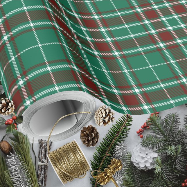Tartan - Grün Weiß und Russet Rot Geschenkpapier (Tartan - Green White and Russet Red Wrapping Paper by Leapfroglisics Shop)