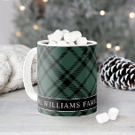 Tartan Hunter Green Kariert Custom Family Monogram Kaffeetasse<br><div class="desc">Personalisieren Sie diesen festlichen Weihnachtskaffee oder heiße Kakao-Tasse mit Ihrem Familiennamen und Datum festgelegt (das verheiratete Jahr oder das erste Kind war geboren) oder anderen benutzerdefinierten Text. Das Design zeichnet sich durch einen klassischen und dennoch modernen Jäger / Pine grün und schwarz schottischen tartan karierten gemusterten Hintergrund aus. Der grüne...</div>