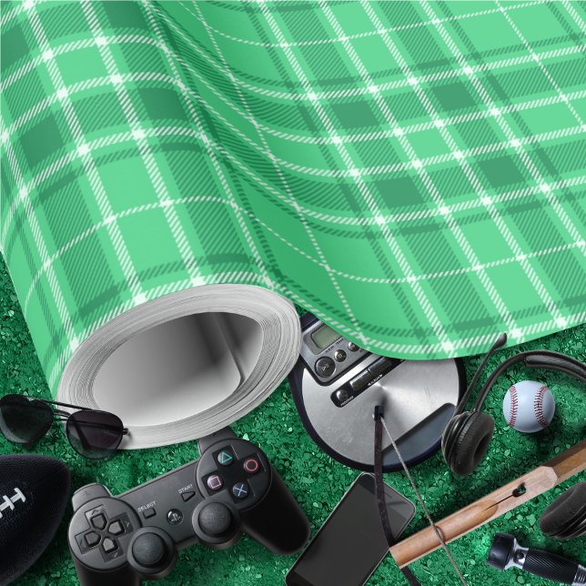 Tartan - Lebhaftes Medium Grün bis Dunkelgrün Geschenkpapier (Tartan - Vibrant Medium Green to Dark Green Wrapping Paper by Leapfroglisics Shop)