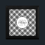 Tartan pattern Christmas Schwarz-weiß Monogram Erinnerungskiste<br><div class="desc">Monogram Personalize mit Ihrem benutzerdefinierten Initial und Namen. Weihnachten Weihnachten Weihnachten Weihnachten Weihnachten Schwarz-weiße elegante Linien geometrische coole Spaß klassische Eleganz Weihnachten,  Tartan,  Muster,  Feiertage,  Weihnachten,  Schwarz-Weiß,  elegant,  Linien,  geometrisch,  cool,  lustig,  klassisch,  elegant</div>