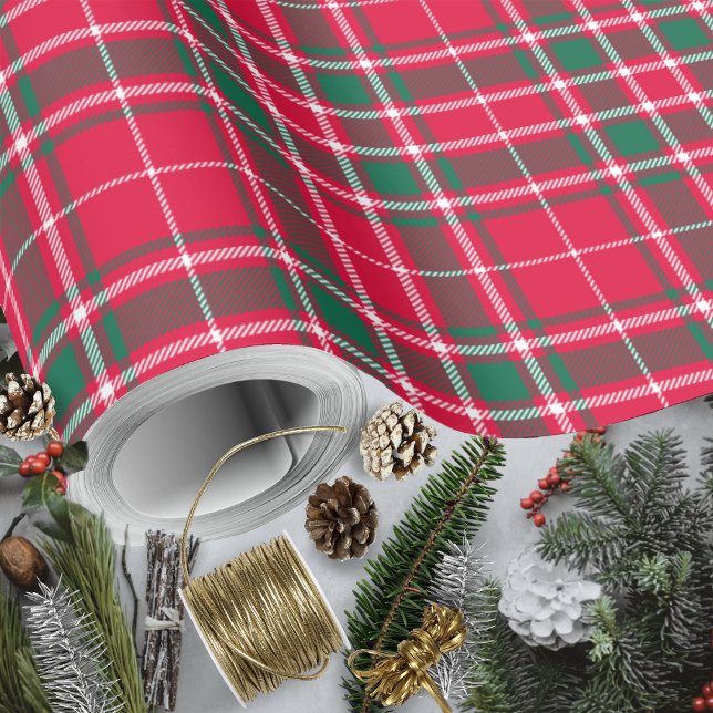 Tartan - Rotes Grün und Weiß Geschenkpapier (Tartan - Red Green and White Wrapping Paper by Leapfroglisics Shop)