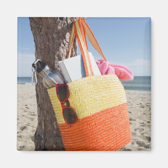 Tasche am Sandy Beach auf Baumstamm Magnet (Vorne)