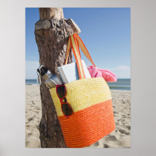 Tasche am Sandy Beach auf Baumstamm Poster