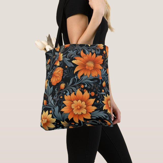 Tasche mit einem lebendigen floralen Design (Von Nahem)