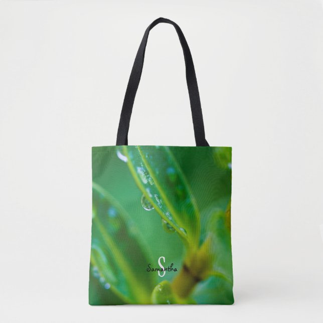 Tasche mit Regentropfen auf grünen Blättern (Vorderseite)