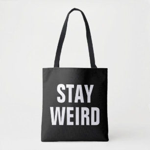 Tasche mit schwarz-weißer Typografie bleibe WEIRD