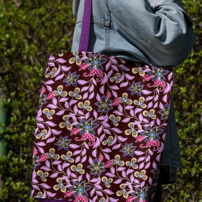 Tasche mit violetten Blumen auf maronischem Hinter (Von Creator hochgeladen)