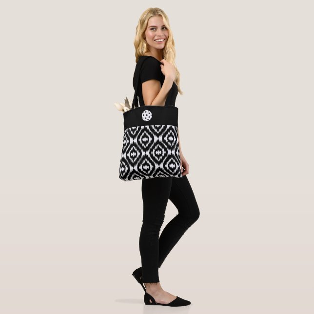 Tasche Schwarz-weiß Ikat (Am Model)