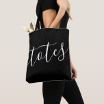 Tasche Script Funny Black und White Tote Tasche<br><div class="desc">Niedliche Schwarz-Weiß-Tasche mit lustigen "TASCHE"-Formulierungen in eleganter und einfacher moderner Kalligraphie-Schrift. Die Farbe kann mit dem Zazzle Design Tool bearbeitet werden.</div>