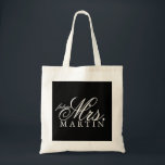 Taschen-Taschenzukunft Frau Tragetasche<br><div class="desc">Taschentasche mit Text für speziellen Tag,  addieren leicht Ihren kundenspezifischen Text und ändern die Hintergrundfarbe zum Anzug Ihre Art. Nachname wie gezeigt sind zweizeilig,  benutzen Singleraum oder verringern Textgröße,  um längere Namen in das Herz zu passen.</div>