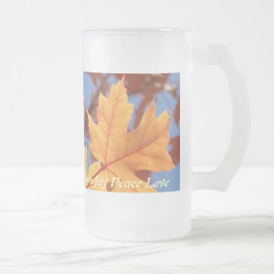 Tasse aus Glas im Herbst Freude für die Liebe des