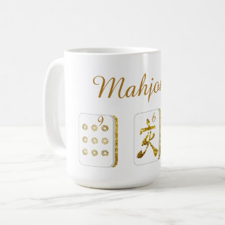 Tasse aus Gold und Weiß-Mahjong-Tiles