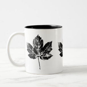 Tasse aus schwarzem und weißem Ahornblättern
