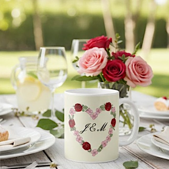 Tasse Creme mit rosa und roten Herzen (Von Creator hochgeladen)