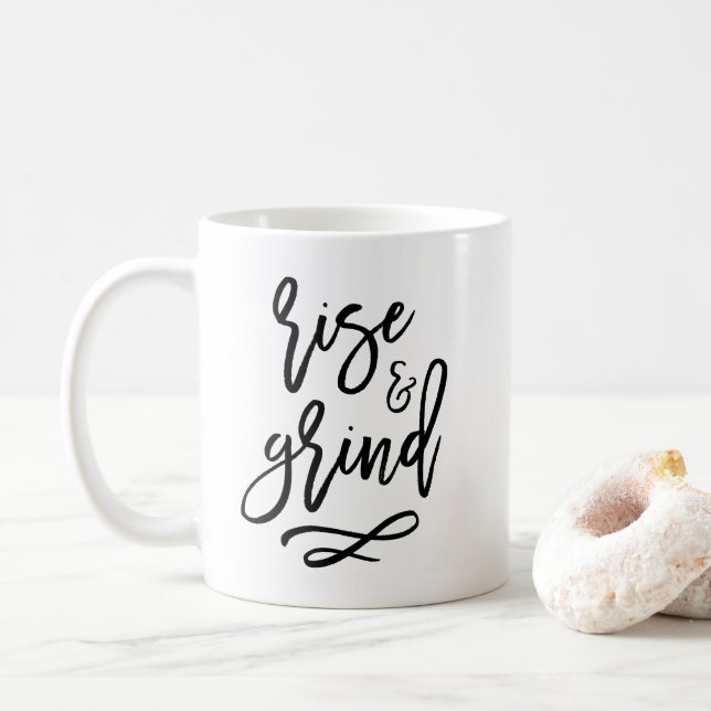 Tasse der Aufzucht und GrindTypografie (Mit Donut)