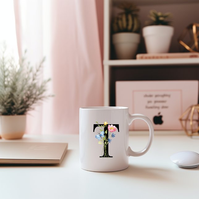 Tasse der ersten Floral Monogramm T (Von Creator hochgeladen)