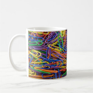 Tasse der farbigen Paperclips