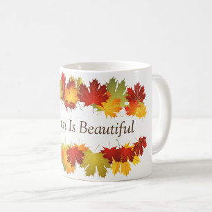 Tasse der Herbstlaub im Herbst