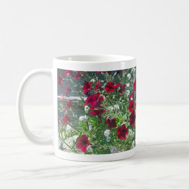 Tasse der Keramik mit Petunias (Links)