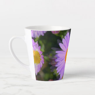 Tasse der lila Blume