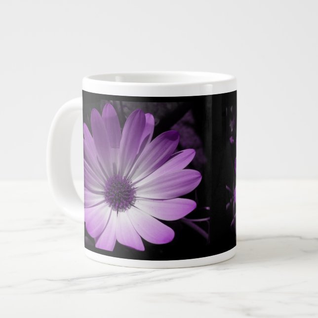 Tasse der lila Daisy-Blume (Vorderseite Links)