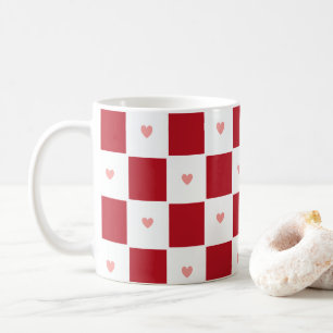 Tasse der roten karierten Liebe