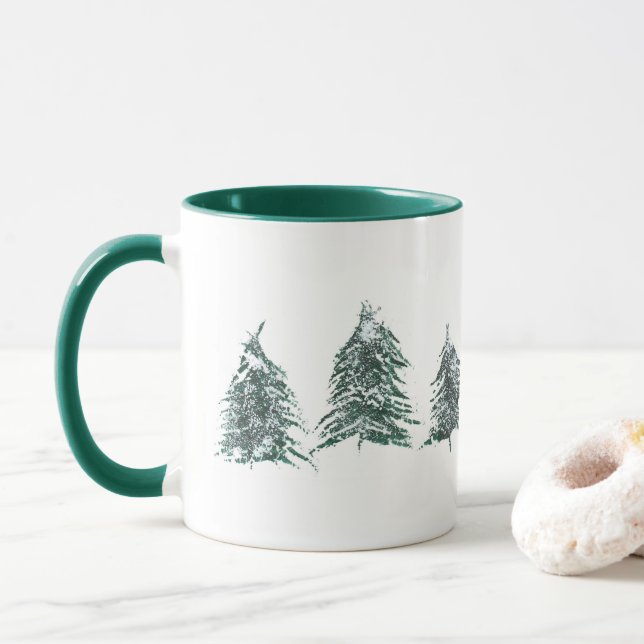 Tasse der schneebedeckten Pinien (Mit Donut)