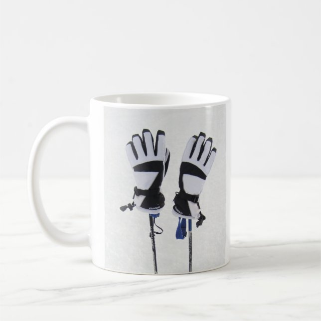 Tasse der Skistöcke und Handschuhe (Links)