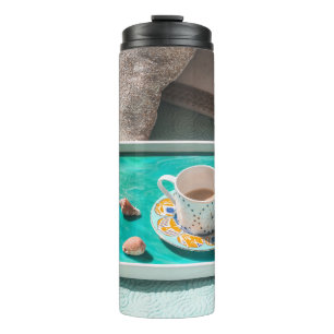 Tasse der weißen Keramik auf weißem Serviertablett