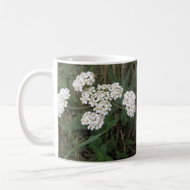 Tasse der weißen Wildblumen (Links)