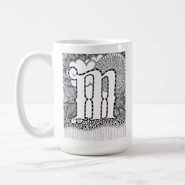 Tasse des Buchstabe-M, Kunst durch Kaffee-Tasse (Links)