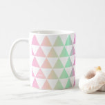 Tasse des Dreiecksmustermusters<br><div class="desc">Moderne und stilvolle Monogramm-Tasse mit risierendem Dreieck. Personalisieren Sie diese,  indem Sie Ihre Initialen hinzufügen. Perfekt als Geschenk.</div>