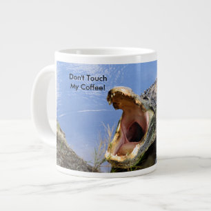 Tasse des Kaffees mit Alligator Growl