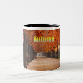 Tasse des Kaffees mit dem schönen Thema Herbst