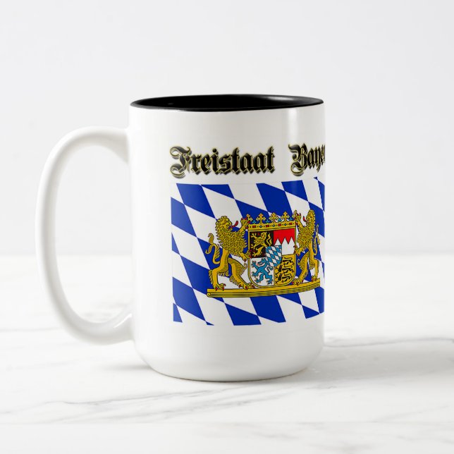 Tasse des Kaffees mit der bayerischen Wappen (Links)