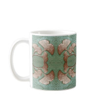 Tasse des Kaffees mit Gingko-Blattdesign
