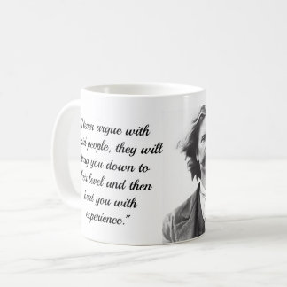 Tasse des Kaffees mit Mark Twain Zitat